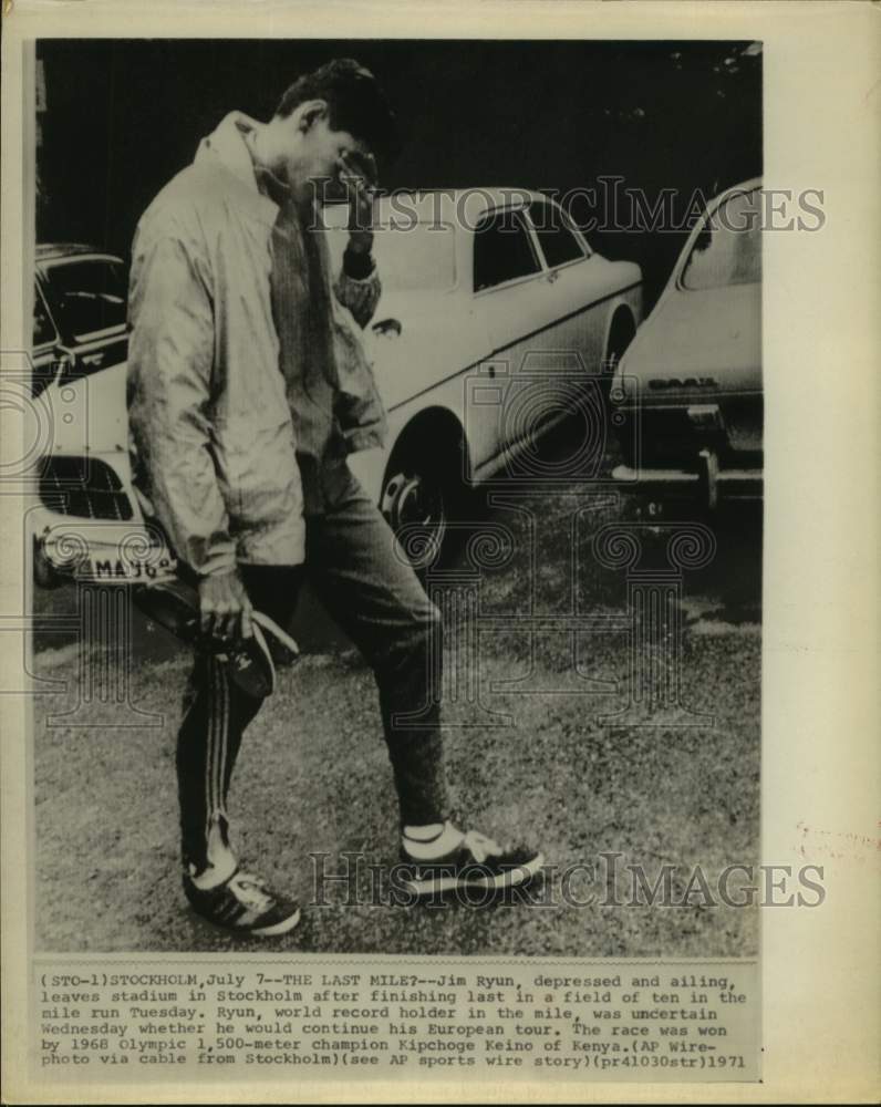 1971 Press Photo Miler Jim Ryun leaves stadium in Stockholm after finishing last- Historic Images