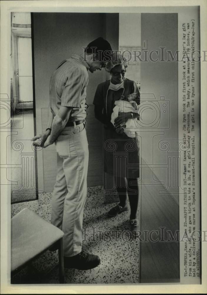 1970 Press Photo Track star Jim Ryun gets Fathers&#39; Day gift - a new daughter.- Historic Images