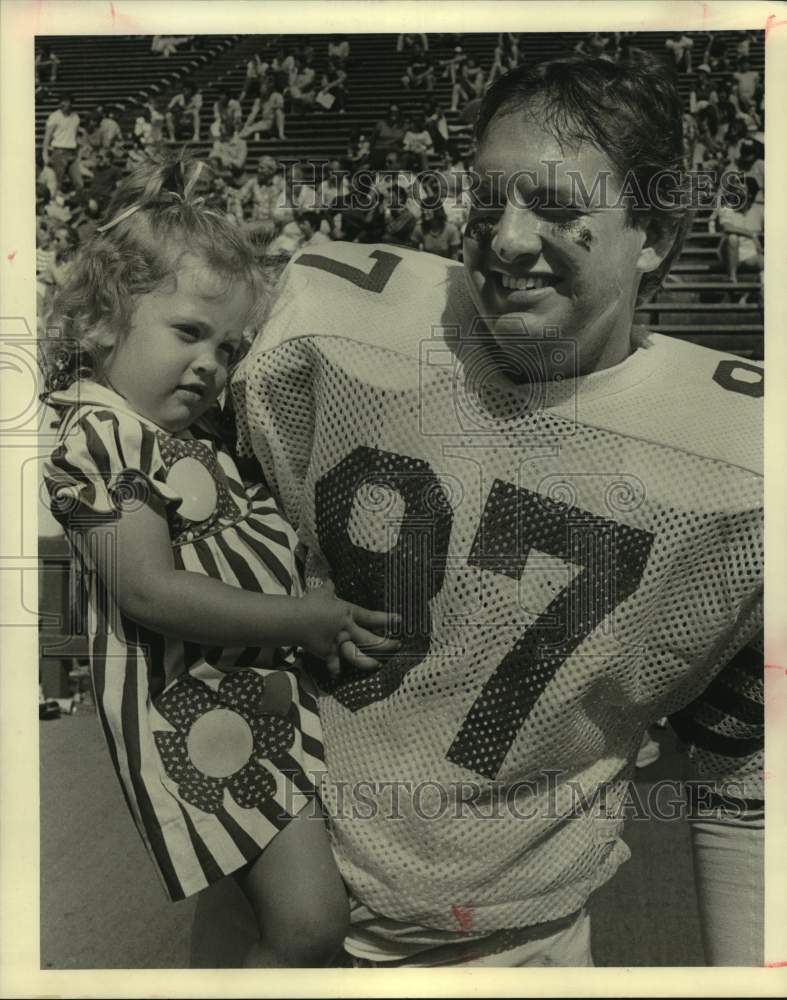 1983 Press Photo Former Rice linebacker John Kelly, Jr. with daughter Rainey.- Historic Images