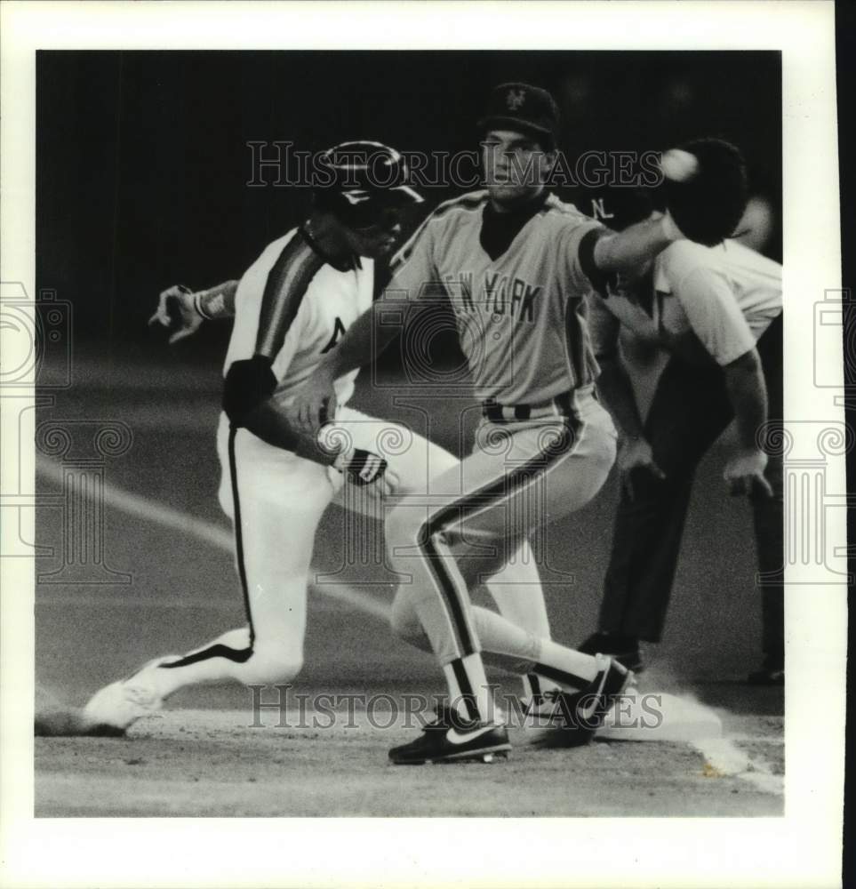 1989 Press Photo Astros&#39; Gerald Young reaches 1st ahead of pick-off throw- Historic Images