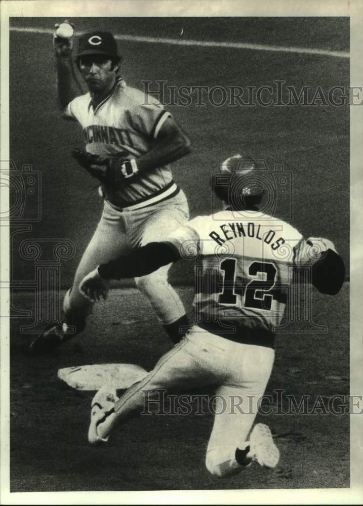 1981 Press Photo Astros&#39; Reyni Reynolds out at 2nd on Cedenos&#39; double-play ball- Historic Images