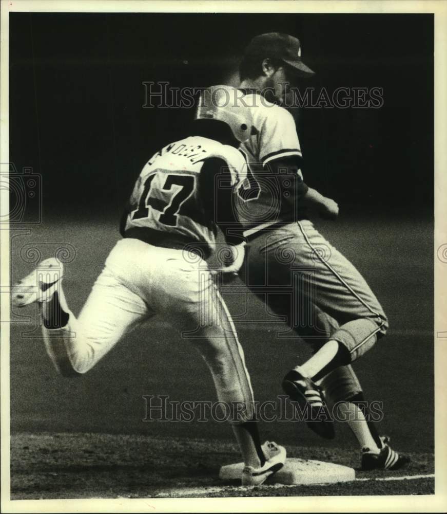 1981 Press Photo Astros&#39; Rafael Landestoy beat out at 1st by Braves&#39; Tommy Boggs- Historic Images