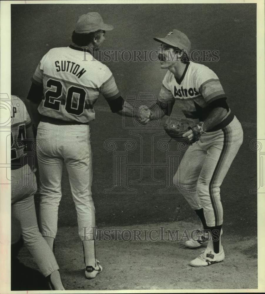 1981 Press Photo Astros&#39; Phil Garner congratulates pitcher Don Sutton after win- Historic Images