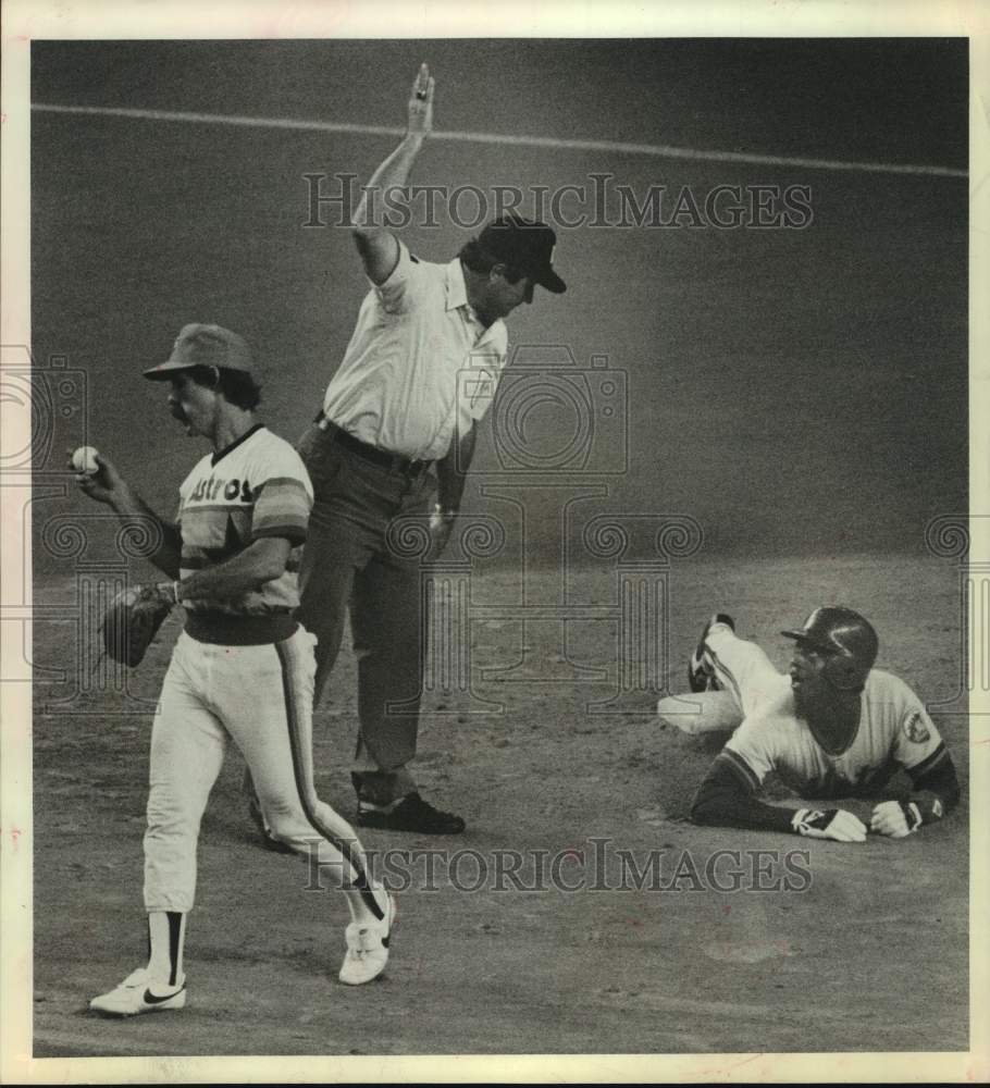 1981 Press Photo NY Mets&#39; Hubie Brooks questions putout by Astros Phil Garner- Historic Images