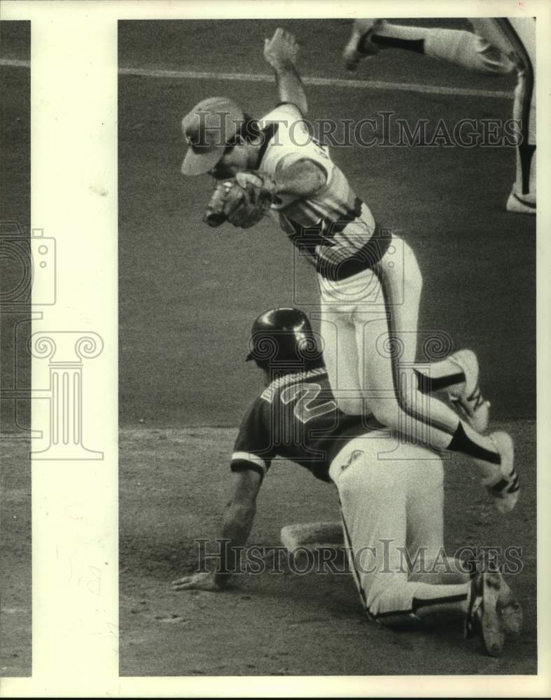 1982 Press Photo Houston Astros baseball player Phil Garner leaps to avoid slide- Historic Images