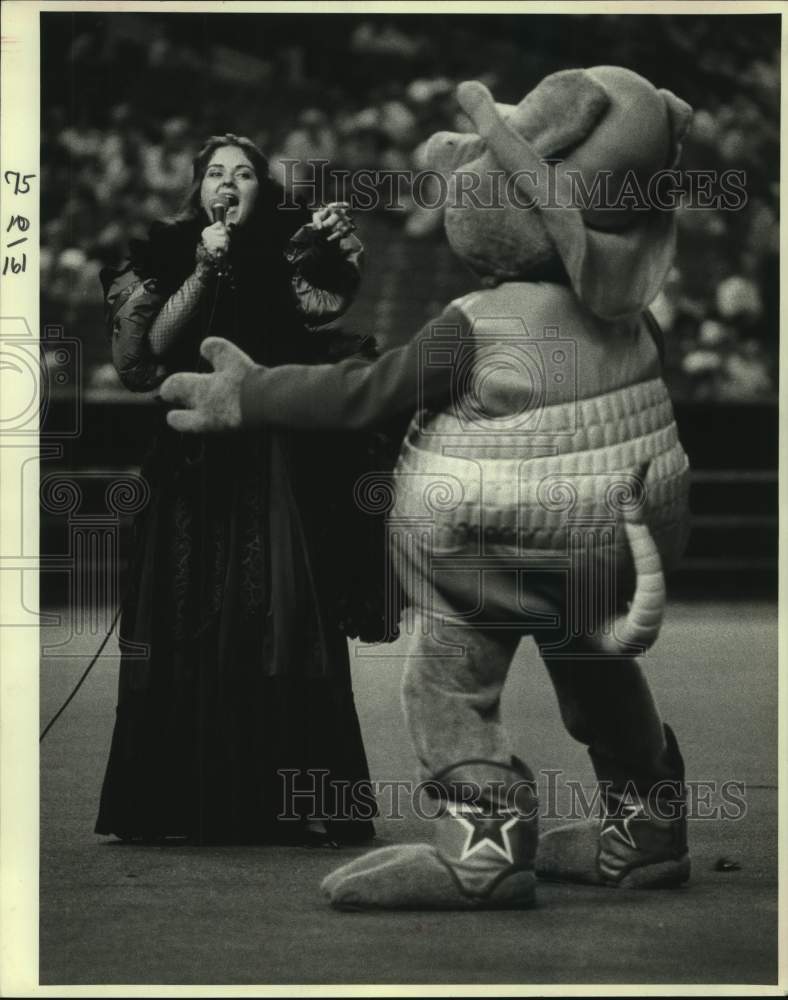 1981 Press Photo Opera singer Carolyn Finley sings to Houston Astro mascot- Historic Images