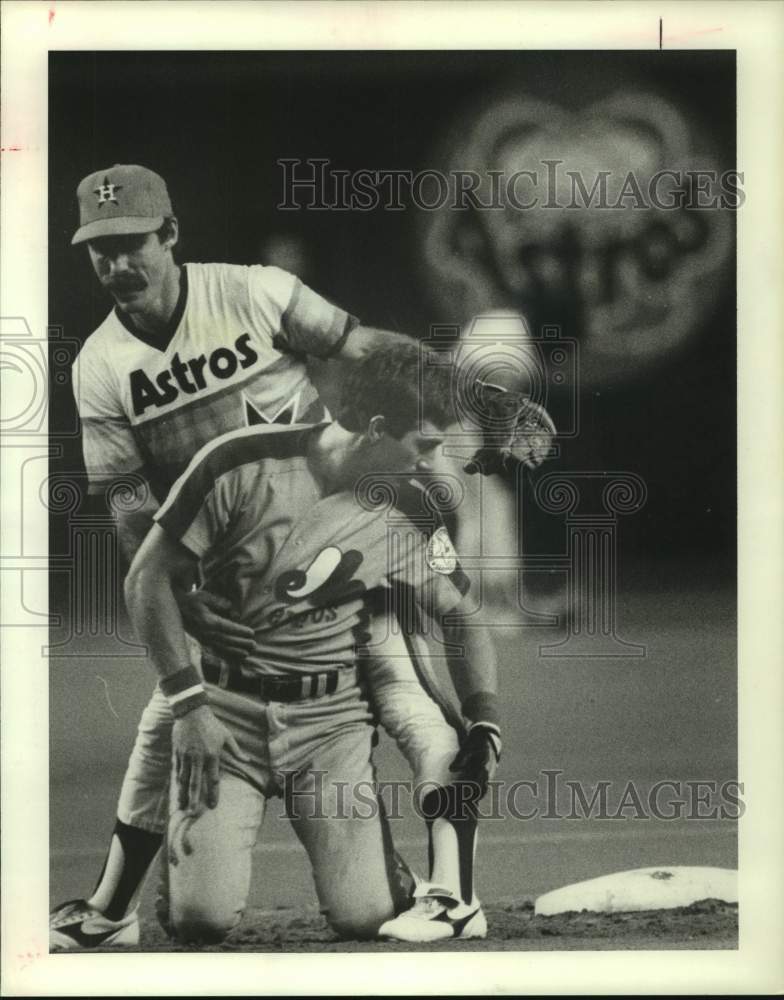 1982 Press Photo Houston Astros baseball player Phil Garner collides with Speier- Historic Images