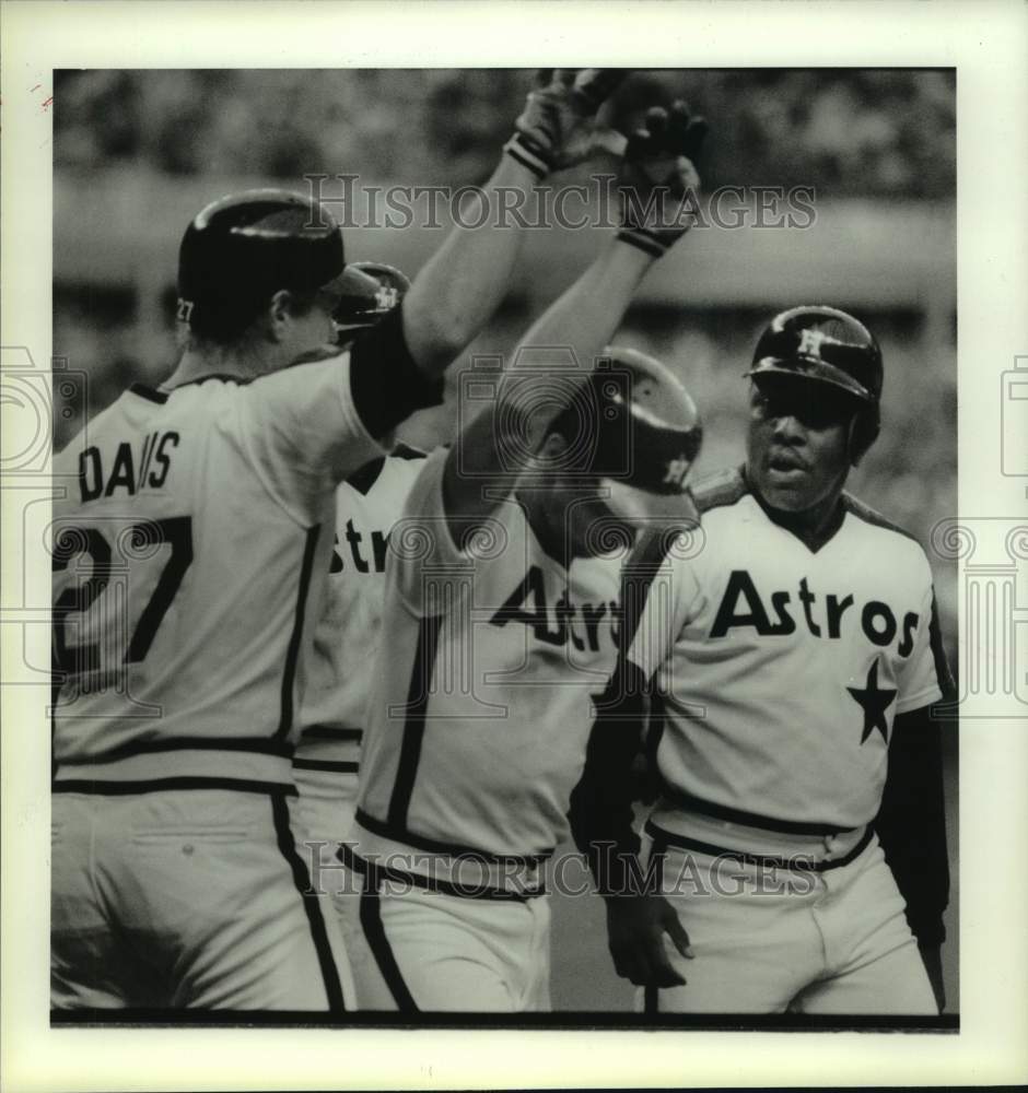 1987 Press Photo Houston Astro baseball player Doran is congratulated after HR- Historic Images