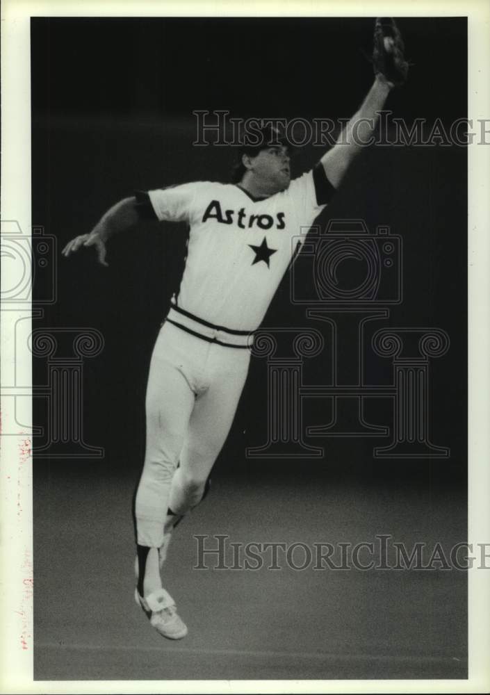 1987 Press Photo Houston Astros player fields the ball - hcs19429- Historic Images