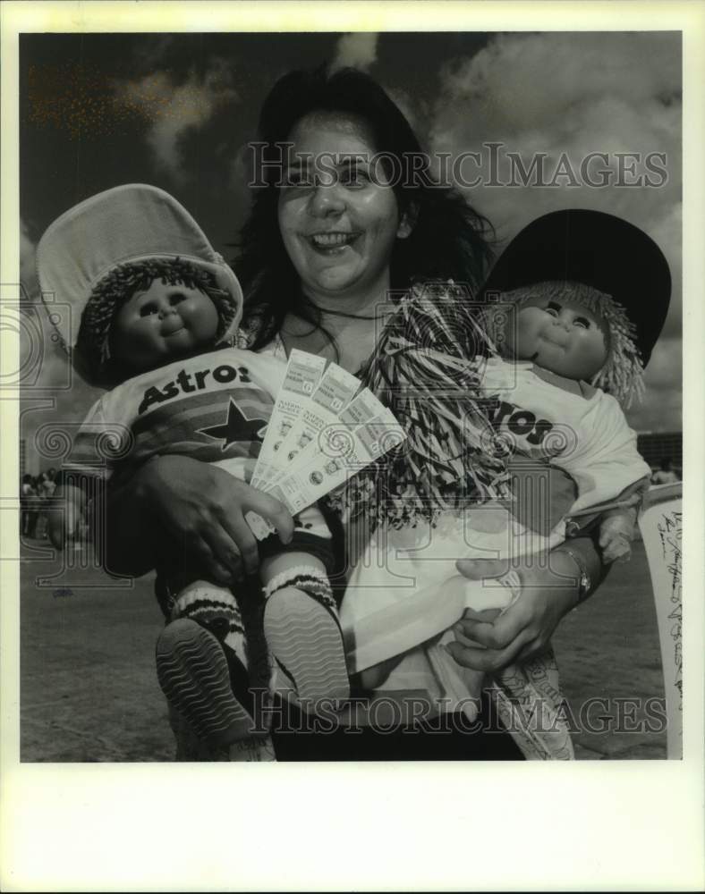 1986 Press Photo Anita Rodriquez and dolls waited 7 hours for playoff tickets- Historic Images