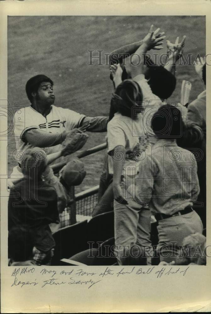 1974 Press Photo Houston Astros baseball player Lee May battles fans for ball- Historic Images