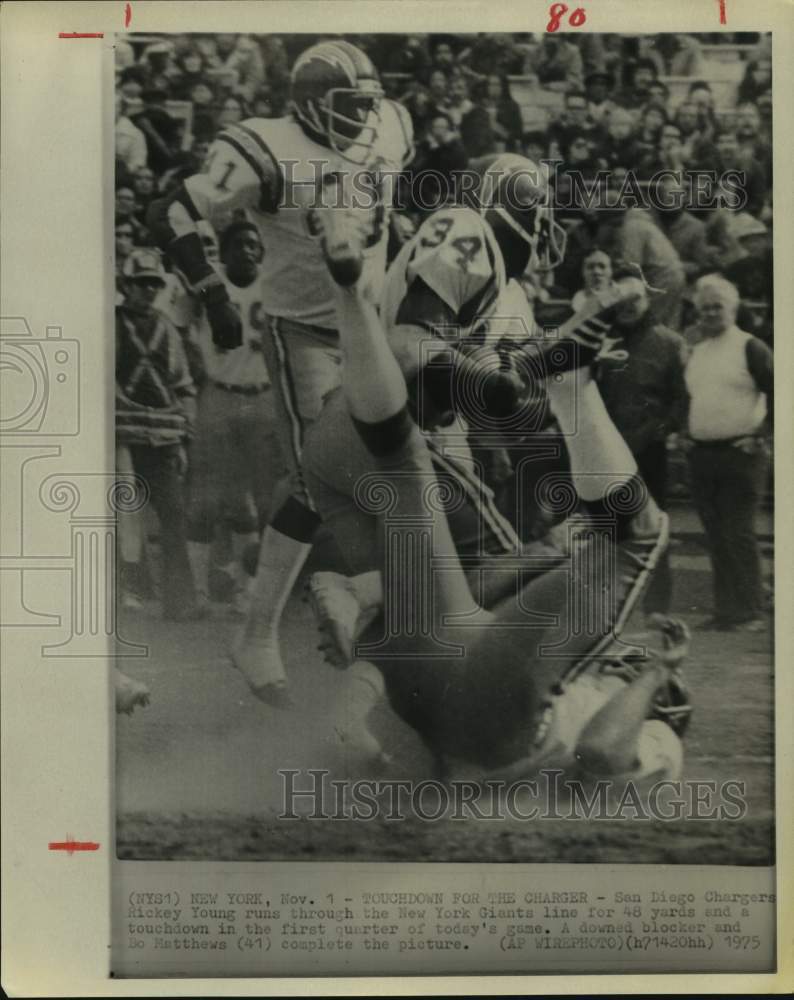 1975 Press Photo San Diego Chargers&#39; Rickey Young runs for 48 yards and a TD- Historic Images