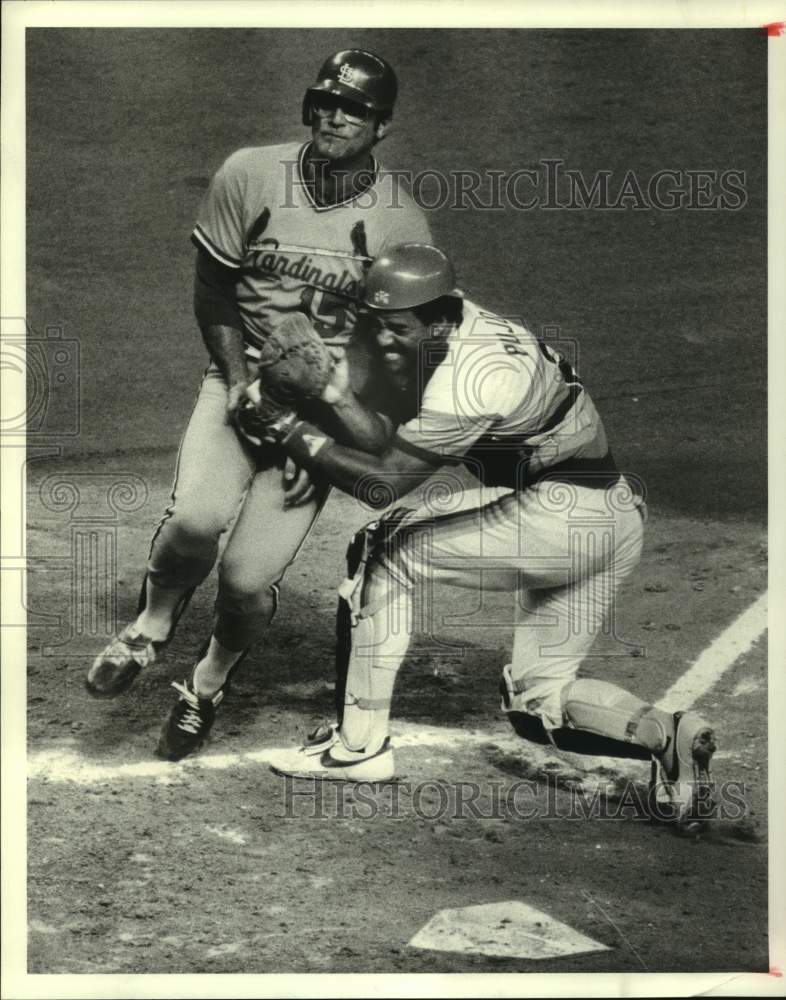 1982 Press Photo Houston Astros baseball catcher Luis Pujols tags player out- Historic Images