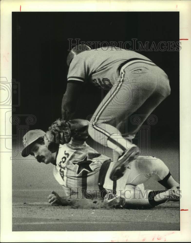 1982 Press Photo Cardinal Darrell Porter flattens Astro Phil Garner on steal try- Historic Images