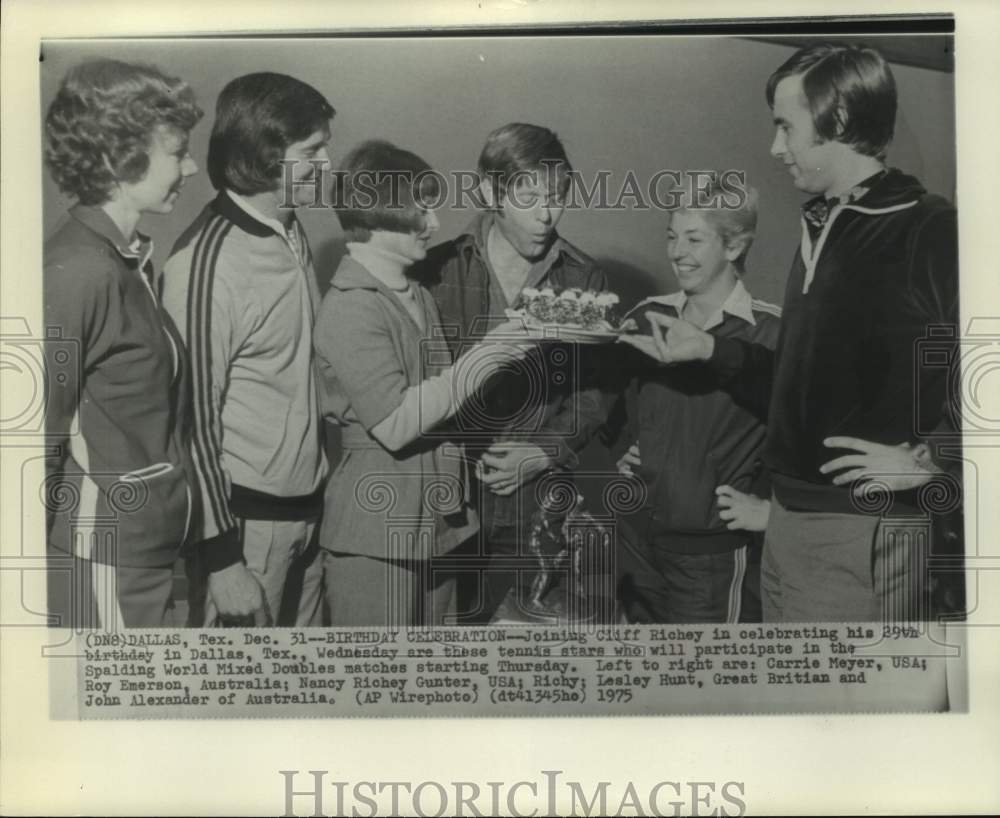 1975 Press Photo Cliff Richey celebrates birthday with other tournament players- Historic Images