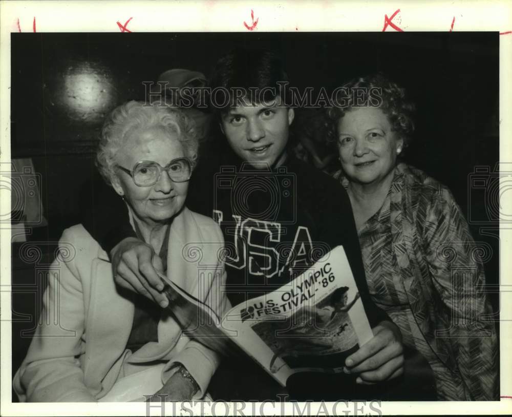 1986 Press Photo Houston figure skater Todd Reynolds looks over program- Historic Images