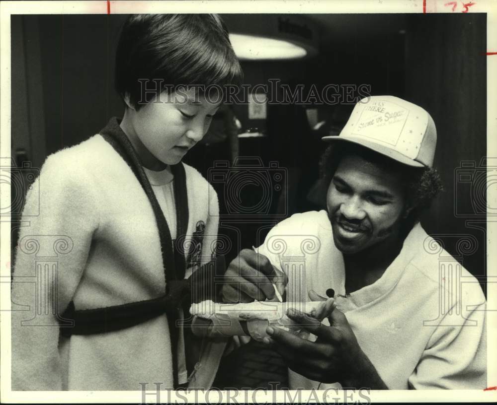 1980 Press Photo Rockets&#39; star Robert Reid signs cast of Craig Oishi at hospital- Historic Images