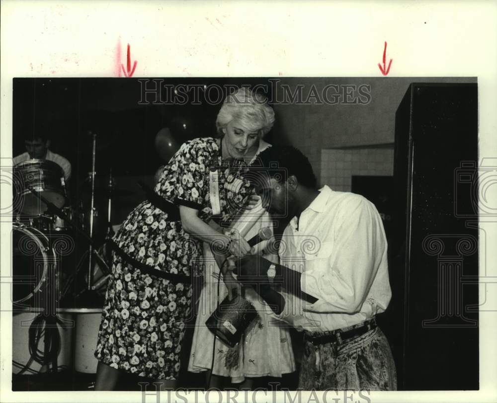 1988 Press Photo Houston Proud&#39;s Barb Allen helps Rockets Robert Reid draw name.- Historic Images