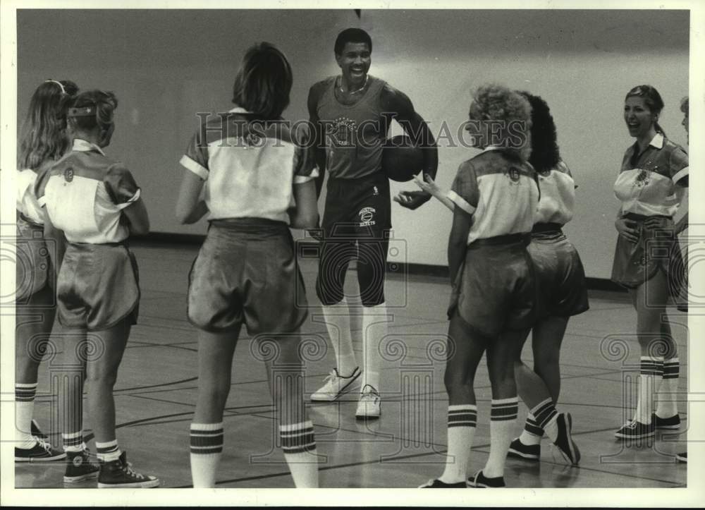 1987 Press Photo Robert Reid jokes with cast of &quot;Shooting Stars,&quot; Alley Theatre- Historic Images