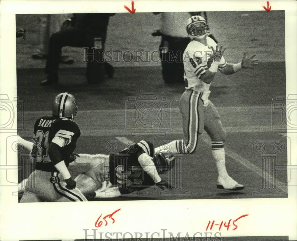 1982 Press Photo Oilers&#39; Mike Renfro catches touchdown pass against Cowboys.- Historic Images