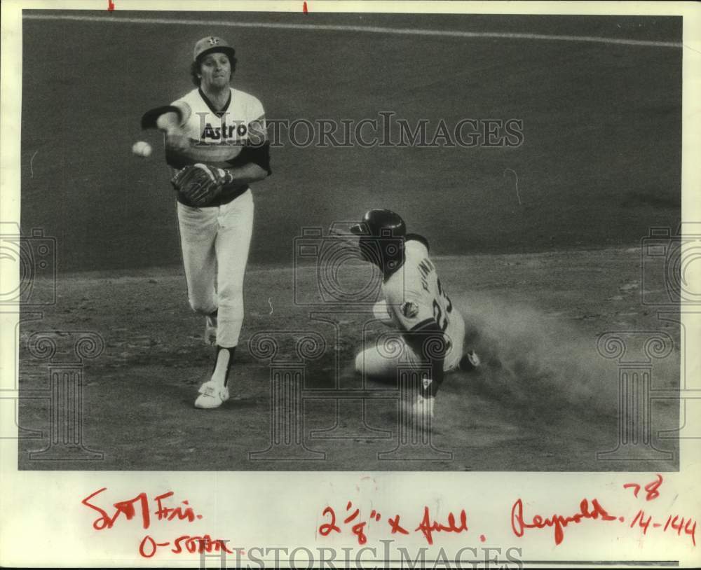 1981 Press Photo Mets&#39; Doug Flynn is out as Astros&#39; Craig Reynolds fires to 1st.- Historic Images