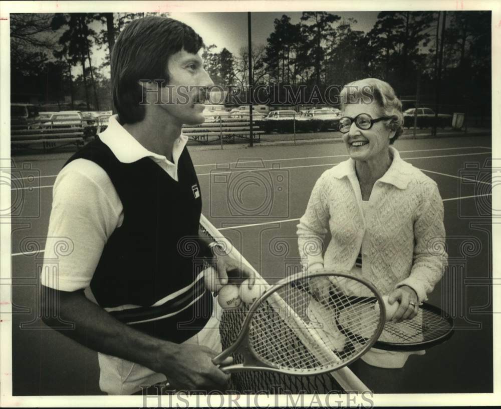 1980 Press Photo Tennis players Jim Parker and Merceina Parker talk at the net- Historic Images