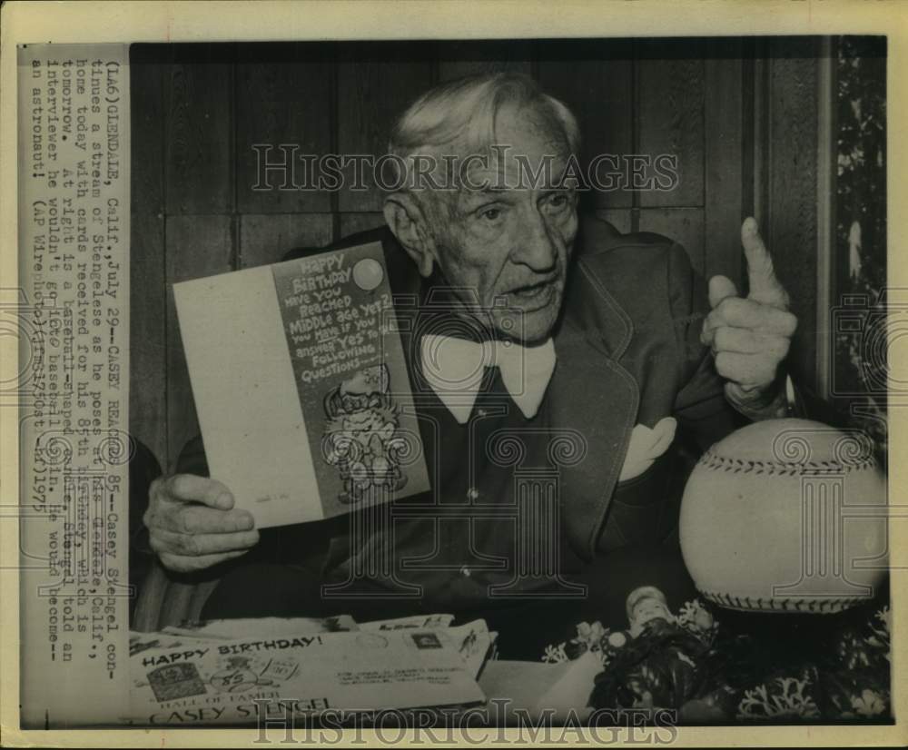 1975 Press Photo Former baseball manager Casey Stengel holds birthday cards- Historic Images