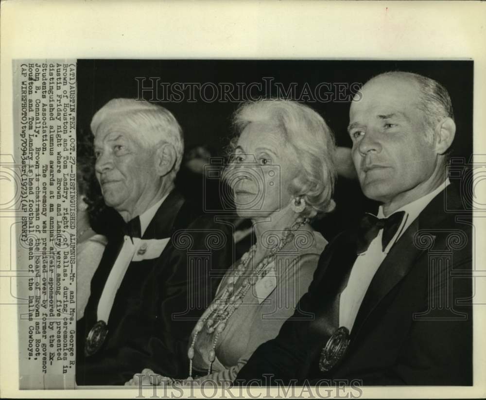 1973 Press Photo Dallas Cowboys football coach Tom Landry receives alumni award- Historic Images