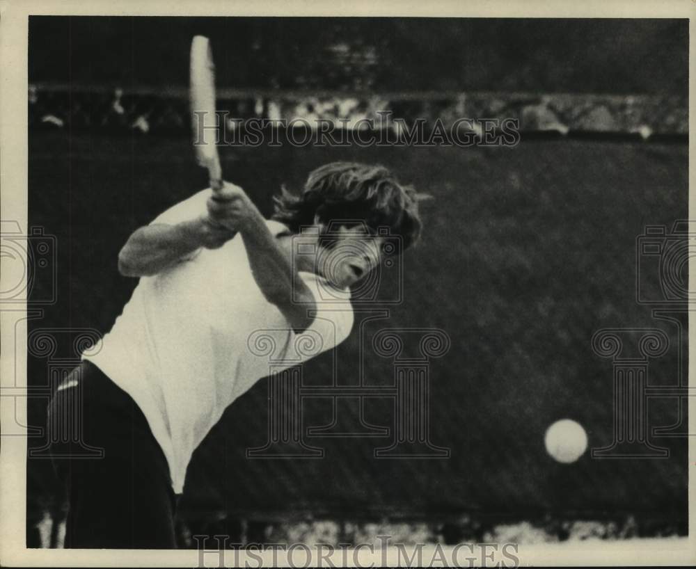 1972 Press Photo Tennis player Harold Salomon uses both hands to return shot- Historic Images