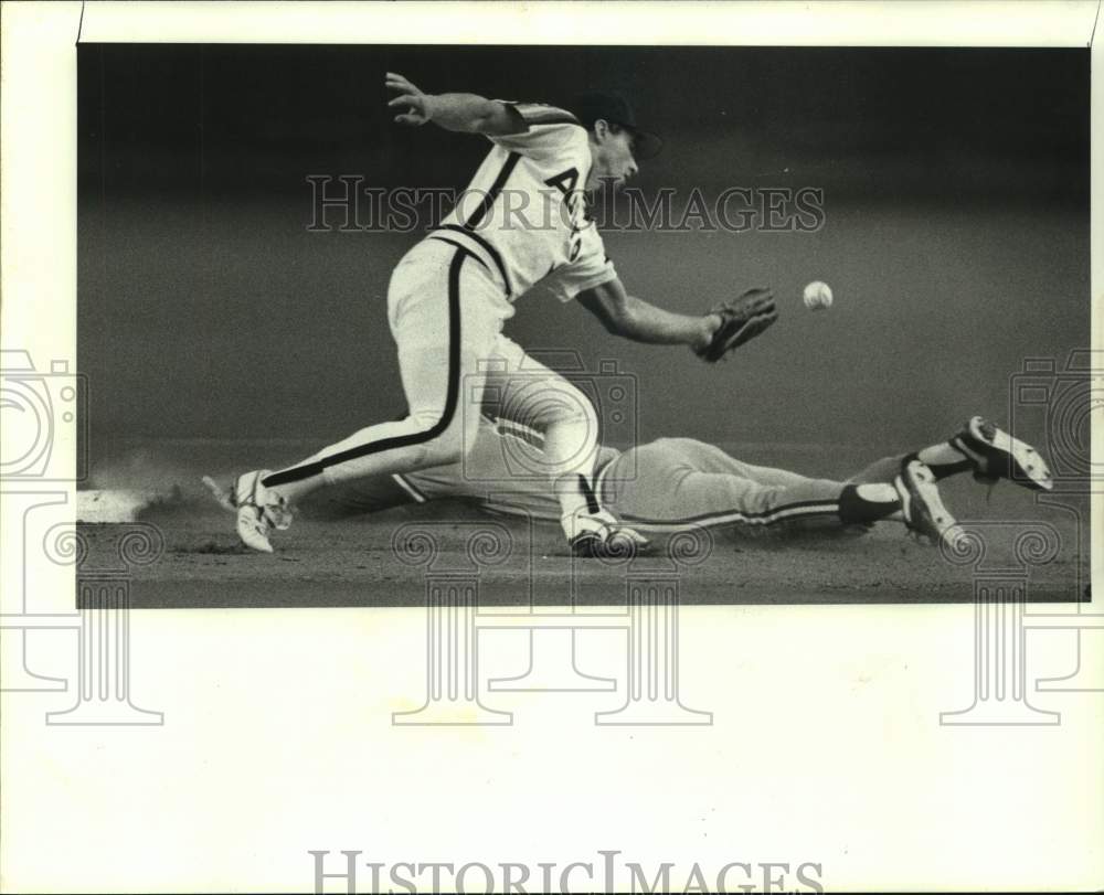 1988 Press Photo Baseball player Chris Sabo steals second base against Houston- Historic Images