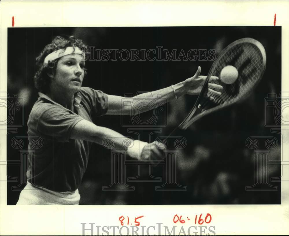 1981 Press Photo Tennis player Joanne Russell returns a shot - hcs19694- Historic Images