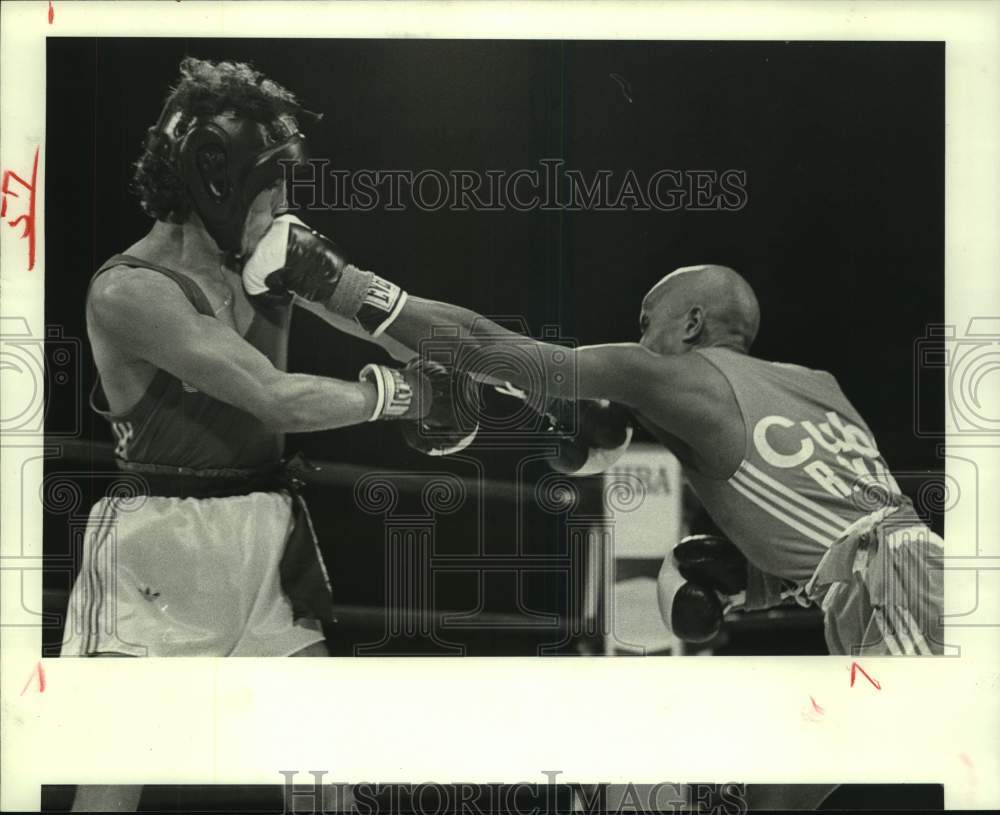 1983 Press Photo Jose Rosario taking a left from Cuban boxer Rafael Sainz- Historic Images