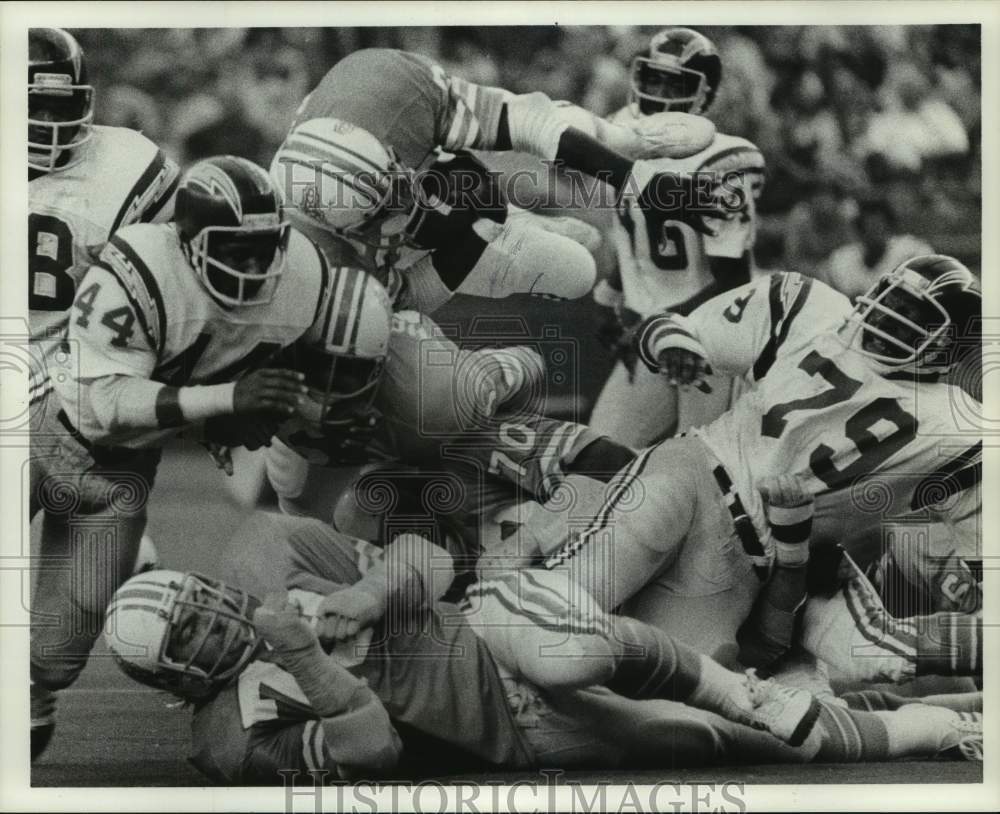 1975 Press Photo Oilers&#39; Holmes goes over top for two yards - hcs19714- Historic Images