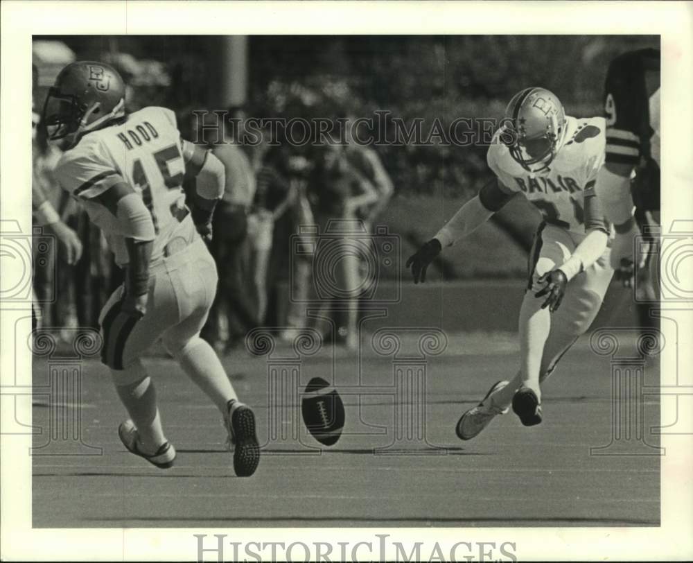 1982 Press Photo Baylor University&#39;s Clark Hood (#15) and Travis Selph (#84)- Historic Images