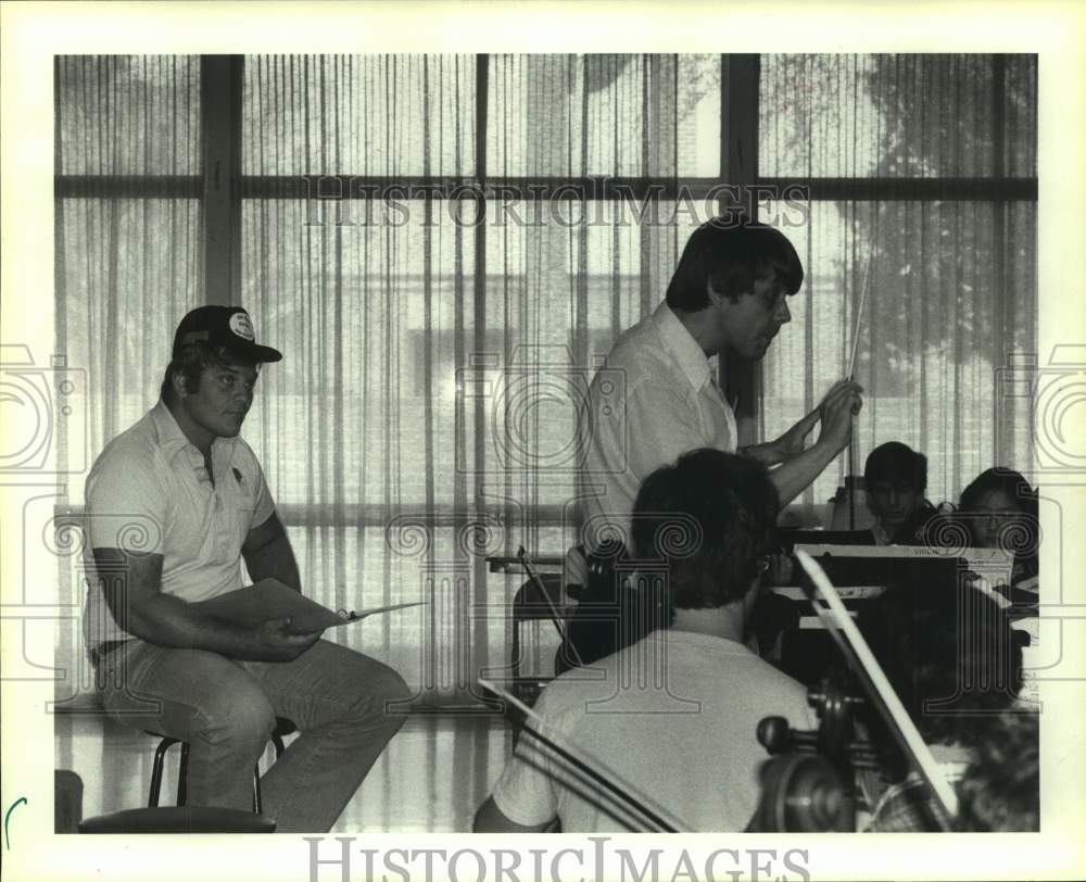 1981 Press Photo Oilers&#39; center Carl Mauck on hand to study conductor.- Historic Images