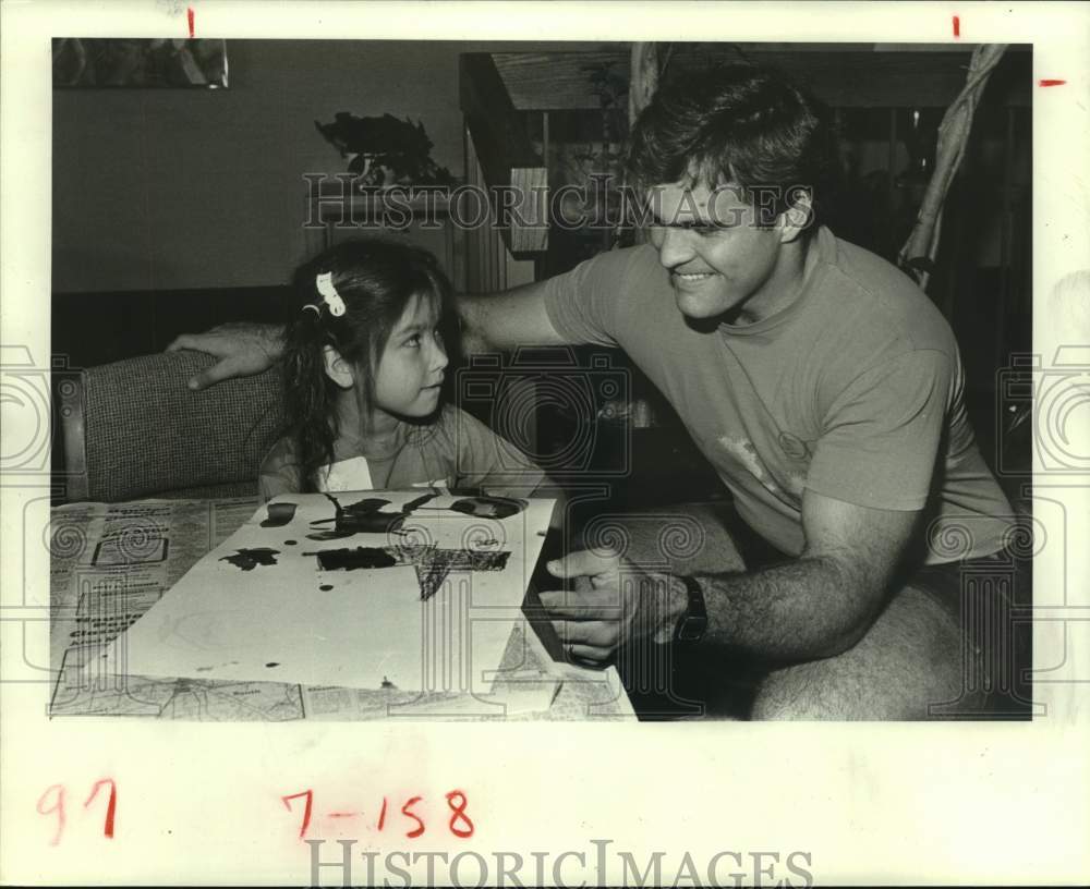 1983 Press Photo Oilers&#39; Bruce Matthews visits Lisa Ann Pena at McDonald House.- Historic Images