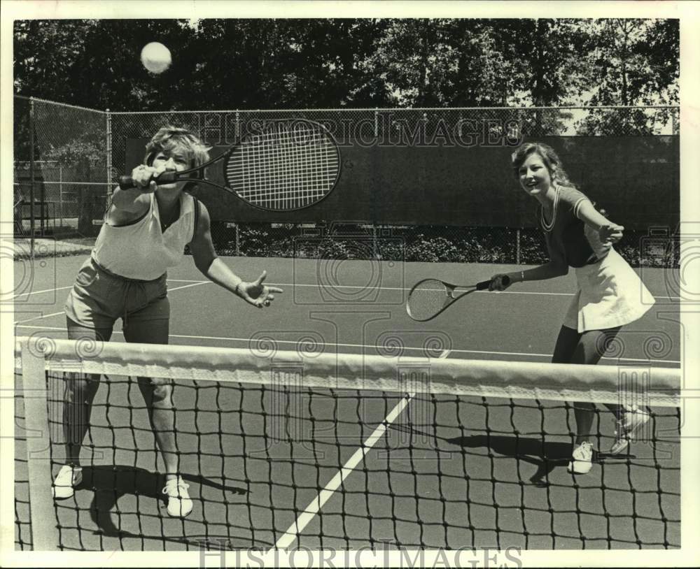 1980 Press Photo Jo Ann Padgett and daughter Tracy play tennis in Houston- Historic Images