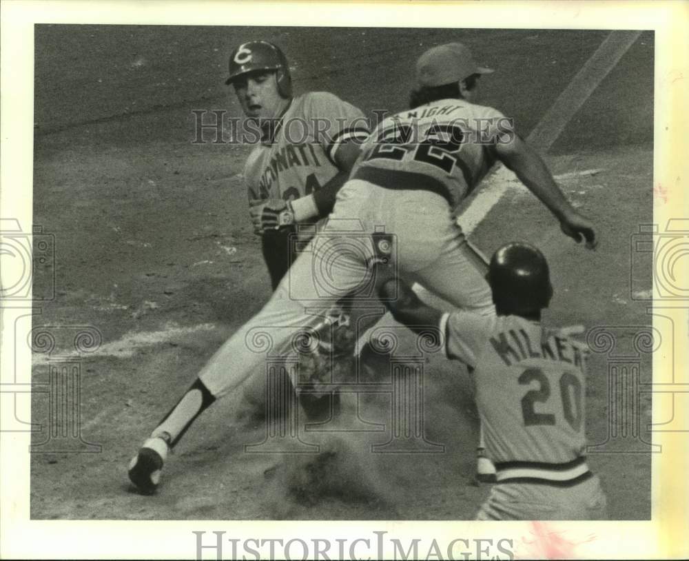 1982 Press Photo Astros&#39; Ray Knight covers home to tag out Dave Van Gorder- Historic Images