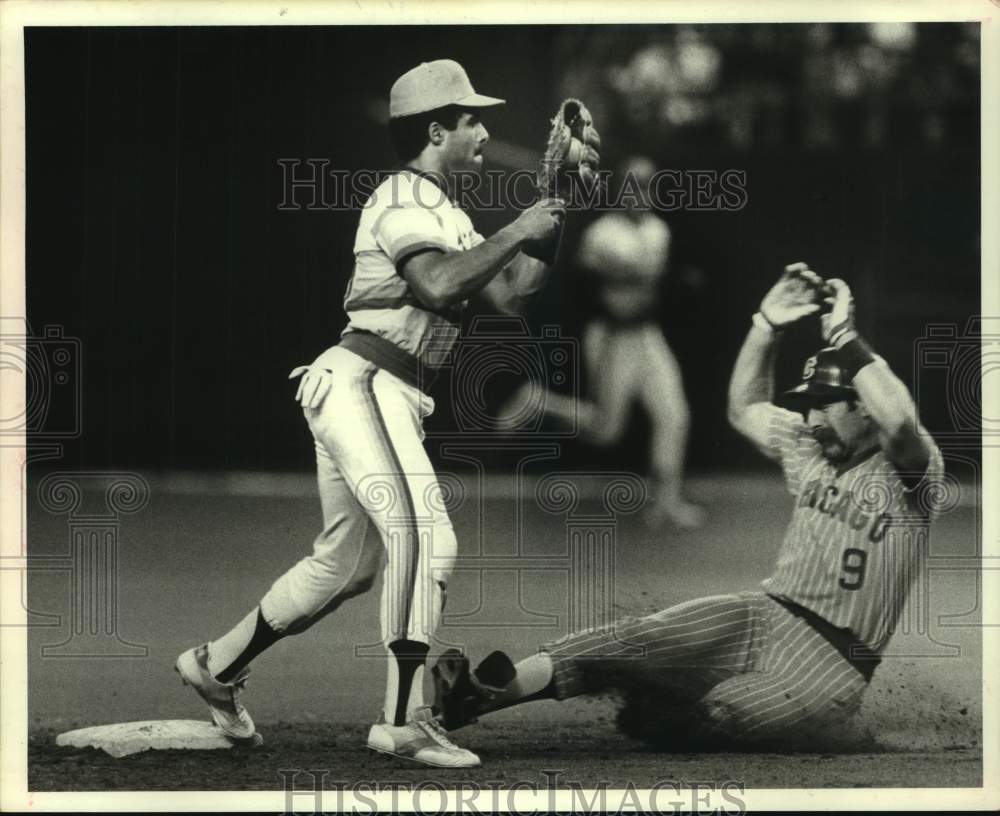 1980 Press Photo Astro shortstop Rafael Landestoy and Cub runner Tim Blackwell- Historic Images