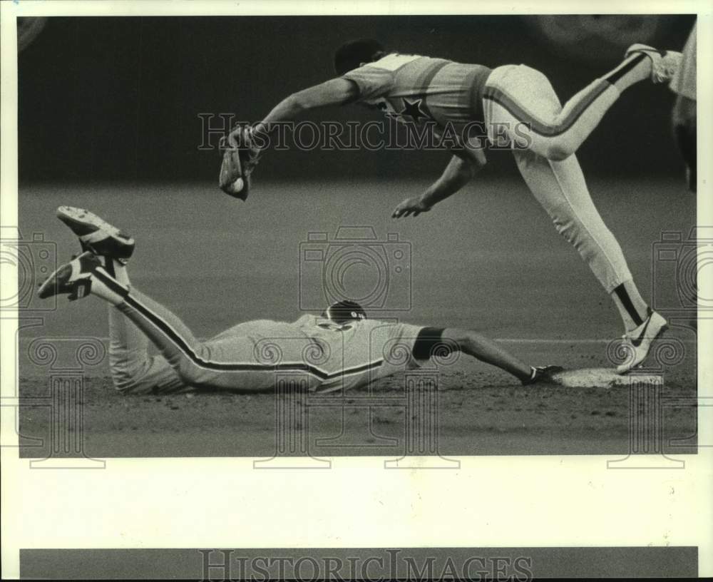 1985 Press Photo Houston Astros player appears to almost fall on a runner- Historic Images