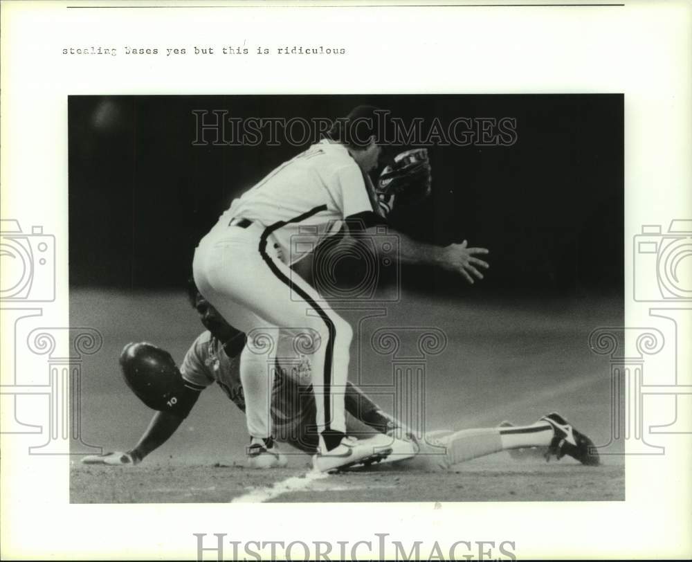 1990 Press Photo Dodger Juan Samuel stole 2nd &amp; takes 3rd after Astros overthrow- Historic Images