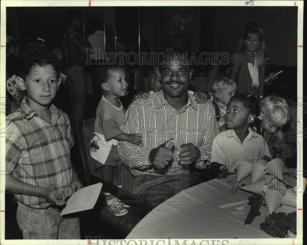 1989 Press Photo Oilers Warren Moon at Children&#39;s Museum of Houston benefit- Historic Images