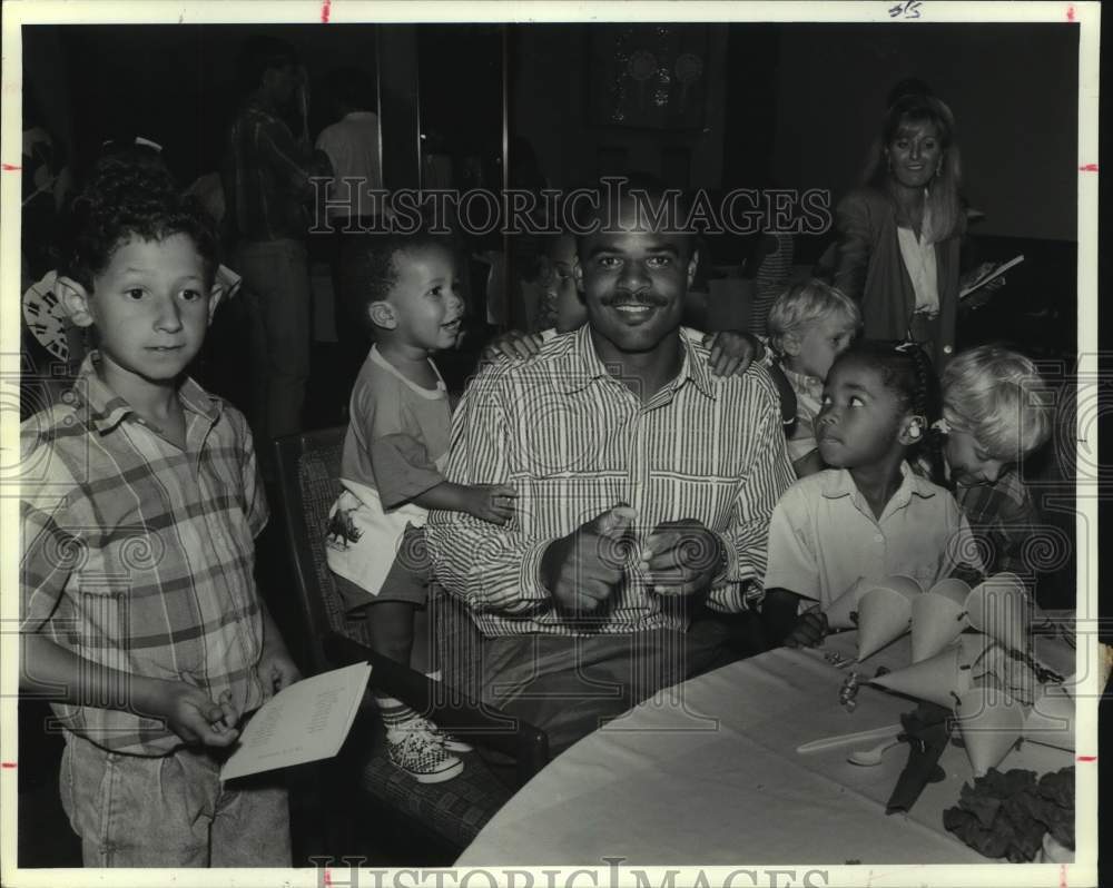 1989 Press Photo Oilers Warren Moon at Children's Museum of Houston benefit- Historic Images
