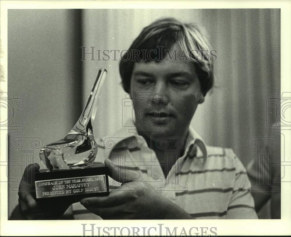 1979 Press Photo John Mahaffey holds Comeback of the Year award from Golf Digest- Historic Images