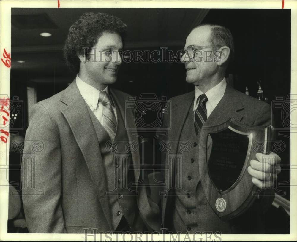 1979 Press Photo Houston Astros player Craig Reynolds receives an award- Historic Images