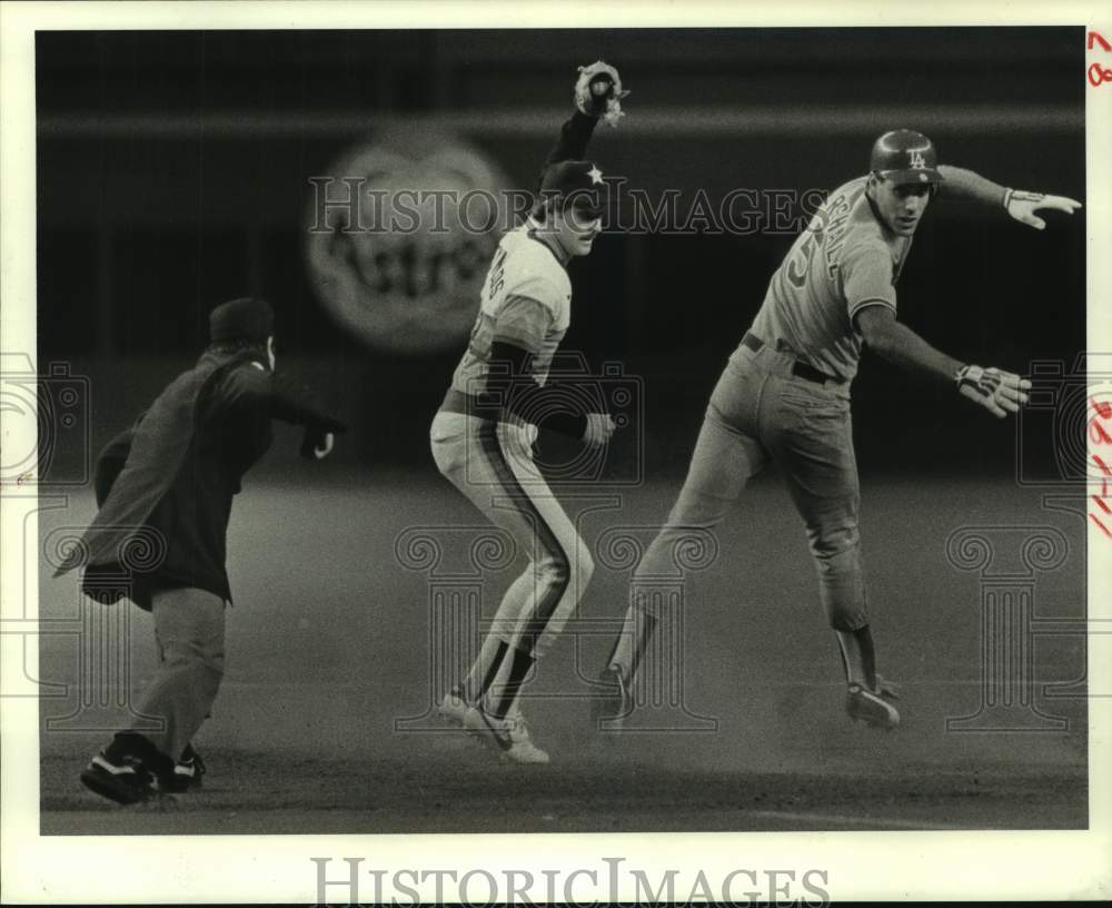 1984 Press Photo Dodger Mike Marsh out as Astros Craig Reynolds makes the tag- Historic Images