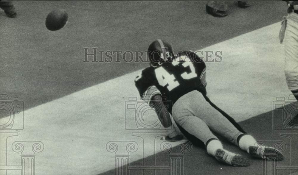 Press Photo The football gets away from the intended receiver - hcs19841- Historic Images