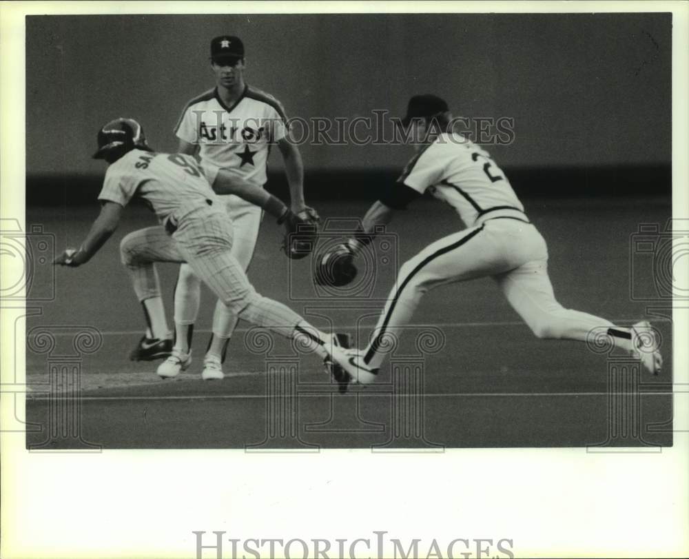 1988 Press Photo Padres&#39; Benito Santiago tagged out by Astros&#39; Glenn Davis- Historic Images