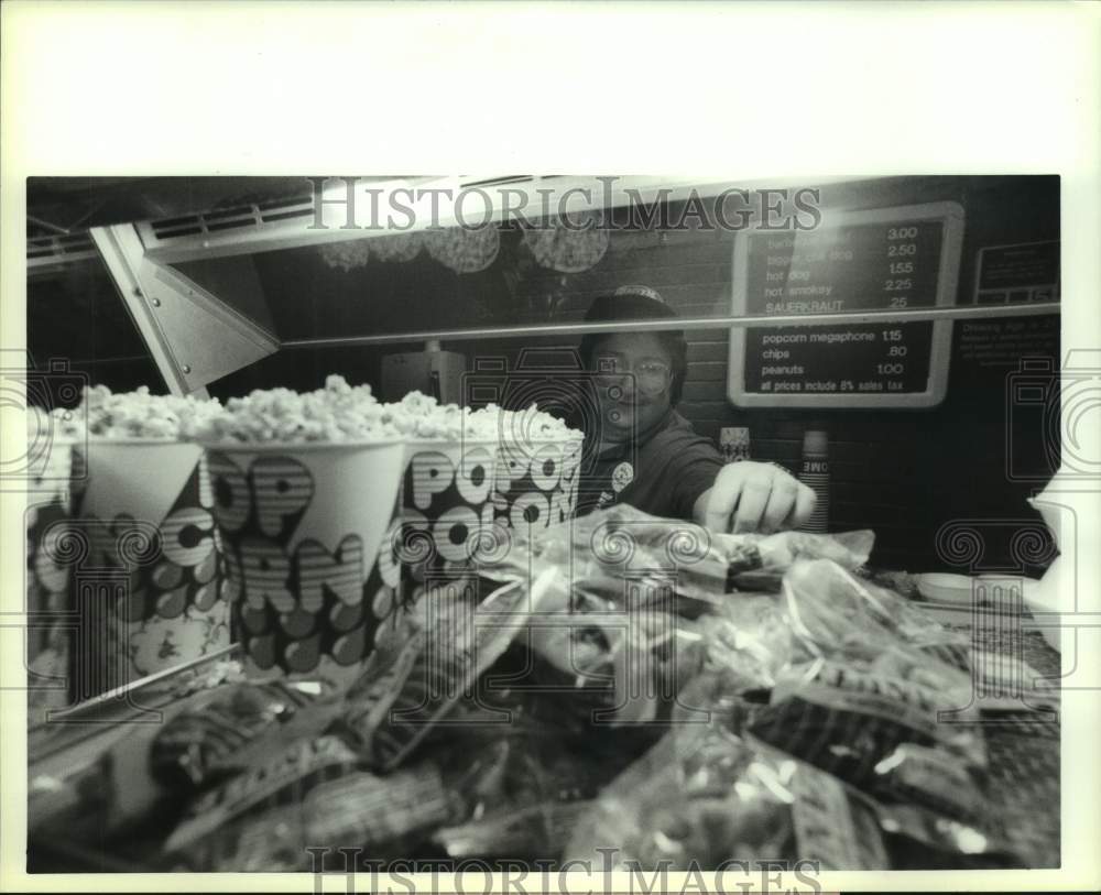 1988 Press Photo Nancy Anthony manages snack stand 204 at the Houston Astrodome- Historic Images