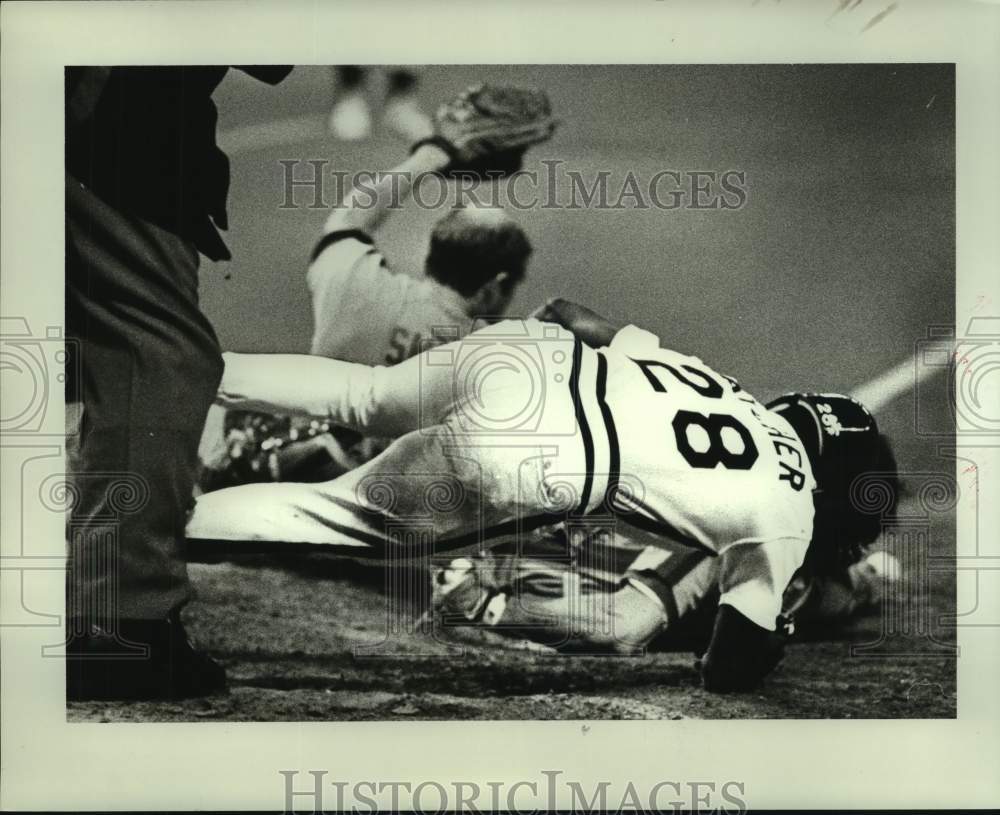 1988 Press Photo Astro Billy Hatcher dives over Expo Mark Fitzgerald at home- Historic Images